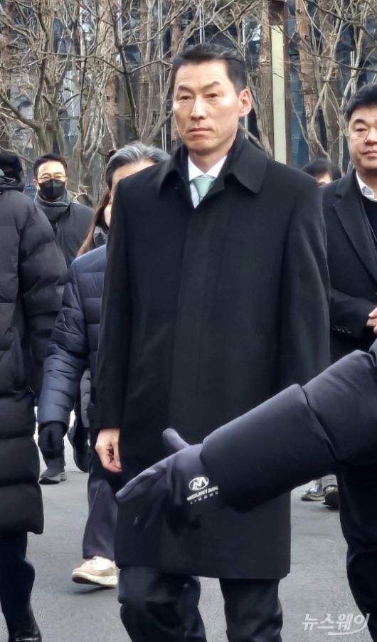 장민영 신임 IBK기업은행장이 23일 오전 서울 중구 을지로 IBK기업은행 본점으로 첫 출근을 하던중 노동조합의 저지 투쟁에 3분 만에 발걸음을 돌렸다. 사진=김다정 기자 ddang@newsway.co.kr