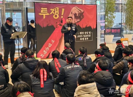 장민영 신임 IBK기업은행장이 23일 오전 서울 중구 을지로 IBK기업은행 본점으로 첫 출근을 하던중 노동조합의 저지 투쟁에 3분 만에 발걸음을 돌렸다. 사진=김다정 기자 ddang@newsway.co.kr