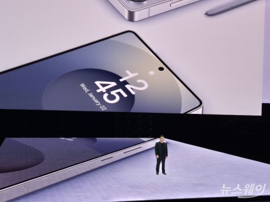 지난해 1월 노태문 삼성전자 MX사업부 사장이 갤럭시 언팩 행사에서 갤럭시 S25 시리즈를 공개하고 있다. 사진=뉴스웨이