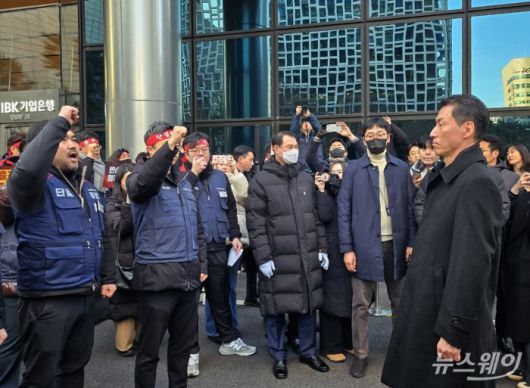 장민영 신임 IBK기업은행장이 23일 오전 서울 중구 을지로 IBK기업은행 본점으로 첫 출근을 하던중 노동조합의 저지 투쟁에 3분 만에 발걸음을 돌렸다. 사진=김다정 기자 ddang@newsway.co.kr