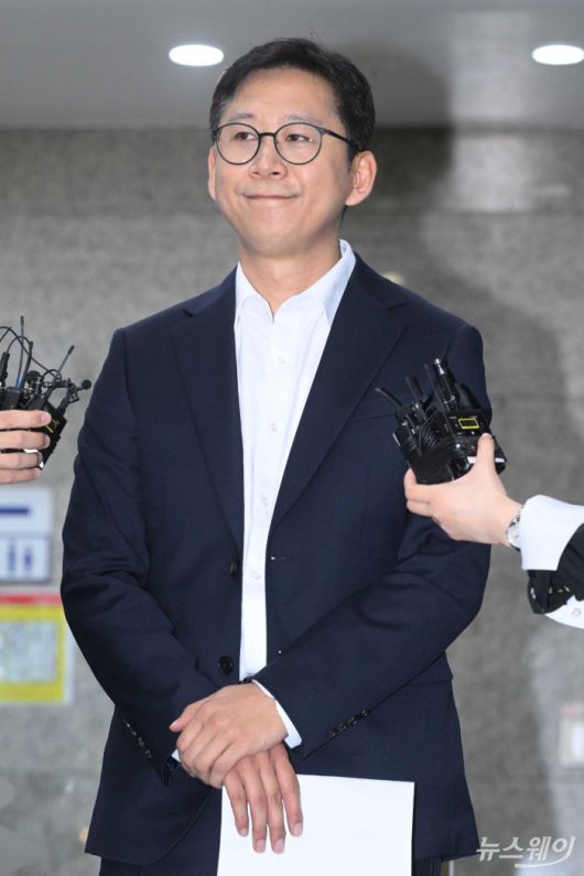 배경훈 과학기술정보통신부 장관 후보자가 24일 오전 서울 종로구 광화문우체국에 마련된 인사청문회 준비 집무실로 첫 출근을 하던 중 취재진의 질문을 경청하고 있다. 사진=강민석 기자 kms@newsway.co.kr