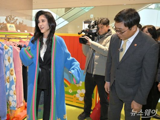 이부진 한국방문의해위원장이 22일 오후 서울 여의도 더현대 서울에서 2026 코리아그랜드세일에 참여하는 '위글위글' 매장을 방문해 최휘영 문화체육관광부 장관과 함께 캐릭터 목욕가운을 시착하고 있다. 사진=이수길 기자 Leo2004@newsway.co.kr