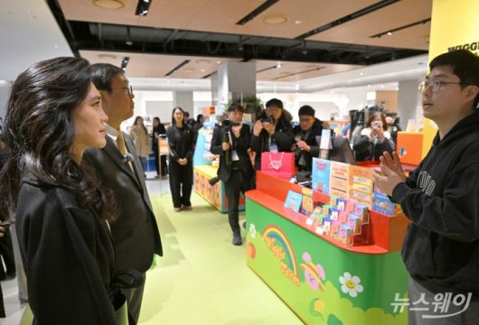 최휘영 문화체육관광부 장관과 이부진 한국방문의해위원장이 22일 오후 서울 여의도 더현대 서울에서 2026 코리아그랜드세일에 참여하는 '위글위글' 매장을 방문해 관계자의 설명을 듣고 있다. 사진=이수길 기자 Leo2004@newsway.co.kr
