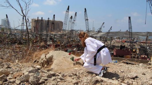 폭발 참사 현장에서 헌화하는 레바논 태권도 수련생