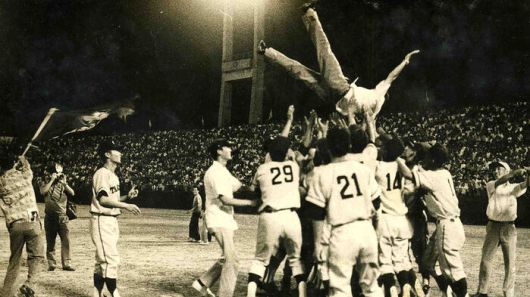 1973년 봉황대기 고교야구대회에서 우승한 뒤 헹가래를 받는 강태정 전 감독