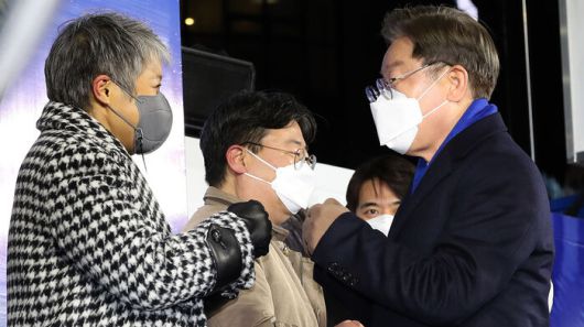 16일 잠실 새내역 유세에서 가수 이은미와 이재명 민주당 대선 후보