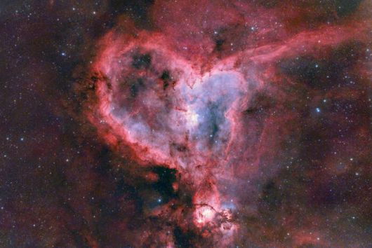 박정원 씨의 '스윗한 하트 성운'. 사랑하는 이에게 바칠 아부용 천체사진을 찍기 위해 하트 성운을 선택했다. 스윗한 하트가 되도록 붉은색을 강조했다.