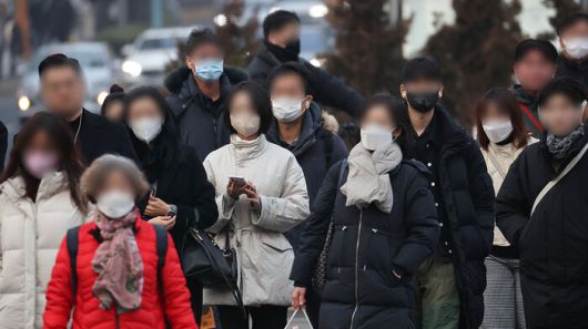 전국 대부분 지역에서 미세먼지 농도가 '나쁨' 수준을 보인 22일 오전 서울 시청 앞 부근에서 시민들이 마스크를 쓰고 출근하고 있다.