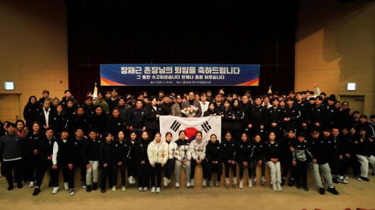 퇴임식 선수, 지도자와 기념사진 찍은 장재근 선수촌장