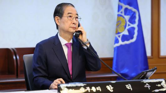 한덕수 대통령 권한대행 국무총리가 8일 정부서울청사에서 도널드 트럼프 미국 대통령과 전화 통화를 하고 있다.