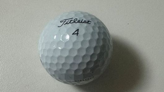 마라토너 얼굴 가격한 골프공