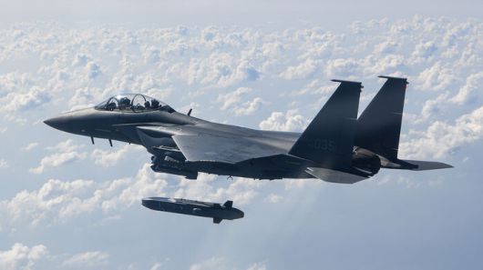한국 F-15K 전투기가 타우러스 미사일을 발사하는 모습 (사진=한국 공군 제공, 연합뉴스)