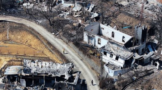 1일 경북 영덕군 영덕읍 석리 한 마을에서 마을 주민들이 산불에 쑥대밭이 된 주택과 교회 건물 등을 살펴보고 있다. (사진=연합뉴스)