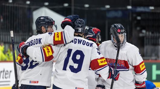 골을 터트리고 기뻐하는 한국 아이스하키 대표팀