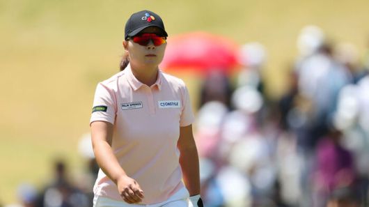 홍정민이 4일  크리스에프앤씨 제47회 KLPGA 챔피언십 대회 최종 라운드, 5번 홀에서 그린 이동을 하고 있다.