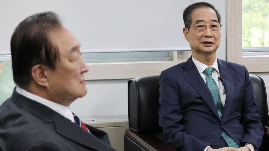 3일 서울 여의도 국회 헌정기념관을 찾은 한덕수 전 국무총리가 발언하고 있다. 왼쪽은 정대철 헌정회장