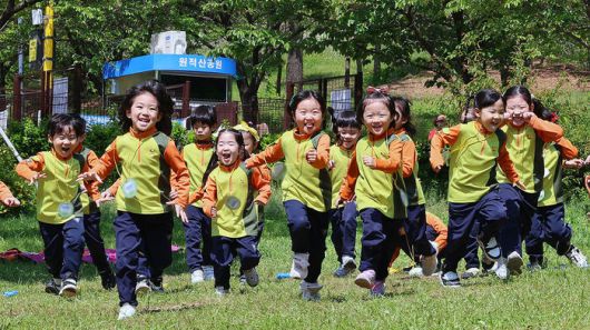 어린이날 연휴를 사흘 앞둔 지난달 29일 인천 부평구 원적산공원에서 야외학습 나온 어린이들이 즐거워하며 달리고 있다.