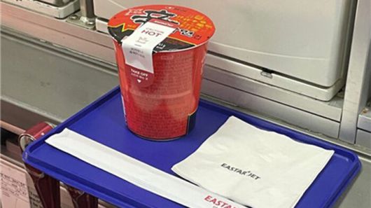 이스타항공이 난기류에 대비해 컵라면에 화상 방지 스티커 부착한 모습 (사진=이스타항공 제공)