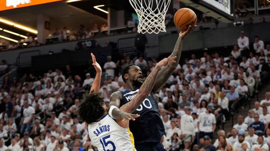 줄리어스 랜들(오른쪽)의 슛