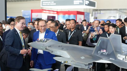 말레이시아 랑카위에서 열린 방산전시회에서 KF-21을 설명하고 있는 강구영 KAI 대표이사
