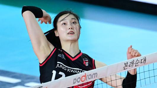 스파이크하는 정관장의 이예담