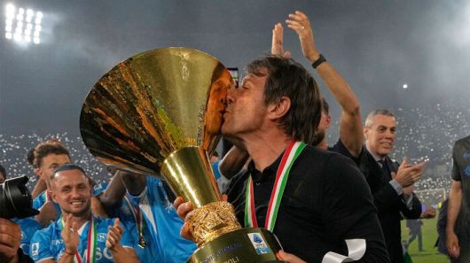 우승 트로피에 입 맞추는 안토니오 콘테 나폴리 감독.