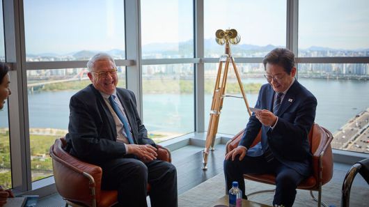 존 햄리 미국 전략국제문제연구소(CSIS) 소장 만난 이재명 대선 경선 후보