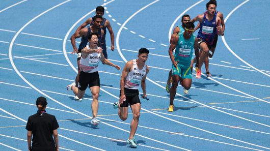 30일 2025 아시아육상경기선수권 남자 400ｍ 계주 1조 예선에서 한국 이재성이 앵커 이준혁(왼쪽)에 배턴을 넘긴 뒤, 소리치고 있다.