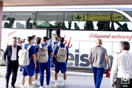 숙소로 이동하는 버스에 오르는 선수들