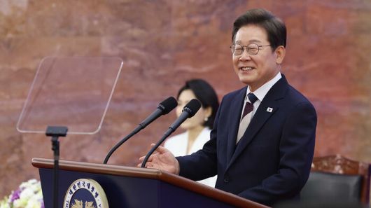 이재명 대통령이 4일 서울 여의도 국회에서 열린 제21대 대통령 취임선서식에서 취임사를 하고 있다.