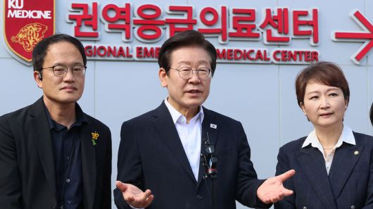 지난해 9월 고대 안암병원 현장 점검 후 취재진 질문에 답하는 이재명 대통령