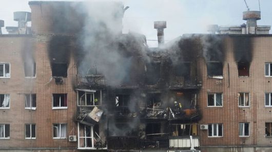 우크라이나 하르키우에서 러시아의 공격으로 주거 건물이 피해를 입은 뒤의 모습 (사진=AP, 연합뉴스)