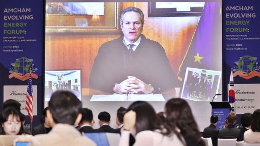 지난달 18일 서울 용산구 그랜드 하얏트 서울에서 열린 암참 에너지 혁신 포럼에서 마이크 던리비 알래스카 주지사가 영상으로 환영사를 하고 있다.