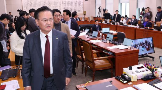 지난 2월 국회 법제사법위원회 전체회의에서 국민의힘 의원들이 더불어민주당 소속 정청래 위원장의 의사진행에 항의하며 회의장을 나가고 있다.