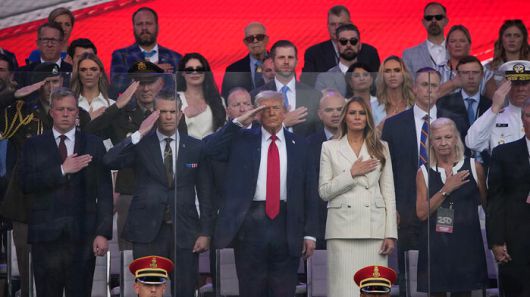 미 육군 창설 250주년 열병식에서 경례하는 트럼프 대통령