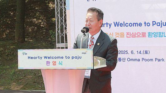 14일 해외 입양인을 위한 '기억과 치유의 공간'인 경기 파주 '엄마 품 동산' 개장 기념행사에서 입양인 대표로 인사말을 하는 입양인 출신 한국계 첫 미 육군 장성 출신 스티븐 커다 미국 루이스대 교수.