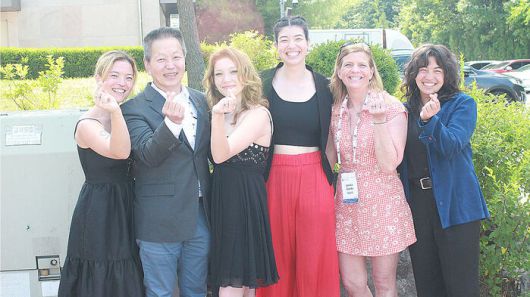 14일 경기 파주 '엄마 품 동산' 개장 기념행사에 참석차 한국을 처음 방문한 스티븐 커다(왼쪽서 2번째) 미국 루이스대 교수 가족들. 왼쪽서 5번째가 부인 레슬리 커다 교수. 아들은 함께 하지 못했다.