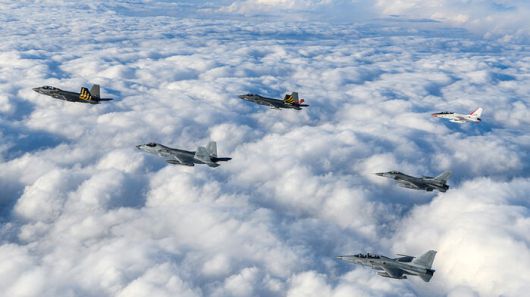 1천 소티 기념 비행 중인 KF-21 시제기들을 따라 FA-50 등이 날고 있다