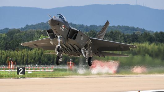 미티어 공대공 미사일을 장착하고 이륙하는 KF-21