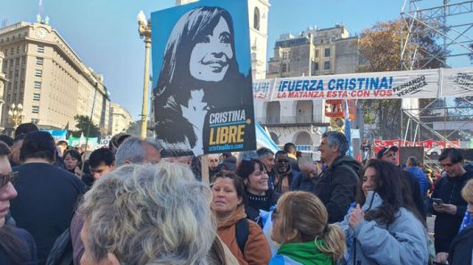 18일(현지시간) 아르헨티나의 수도 부에노스아이레스의 5월 광장에서 개최된 크리스티나 페르난데스 전 대통령 지지 시위에서 한 지지자가 '크리스티나를 석방하라'란 팻말을 들고 있다.