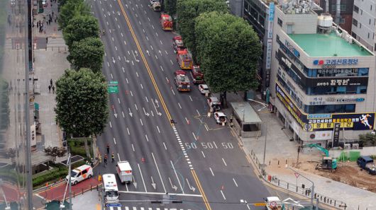 27일 오전 서울 서초구 지하철 2호선 교대역의 11번 출구 인근에서 도시가스가 유출되는 사고가 발생해 교대역 사거리 일대가 통제되고 있다.