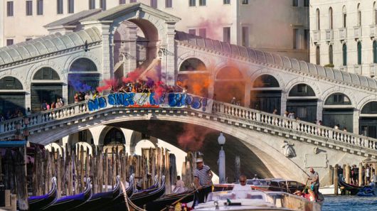 활동가들이 이탈리아 베니스의 리알토 다리에서 시위를 벌였다. 이들은 제프 베이조스의 결혼 행사가 사회적 불평등 심화시키고 베니스 시민들을 무시했다며 비판했다.