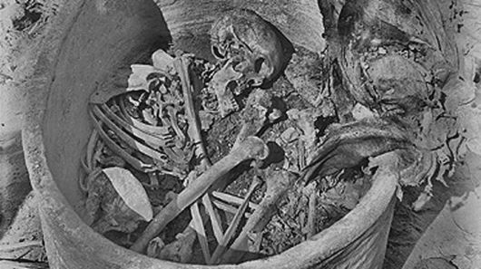 대략 기원전 2855∼2570년에 살았던 것으로 추정되는 고대 이집트 남성의 시신이 담겨 있는 이집트 누와이라트 소재 암반 무덤 속 도기의 모습.