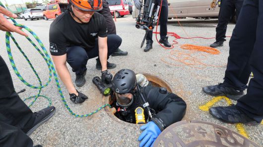 6일 인천 계양구 한 도로 맨홀 안에서 실종된 작업자를 수색하기 위해 계양소방서 119구조대가 맨홀 안에 투입되고 있다.