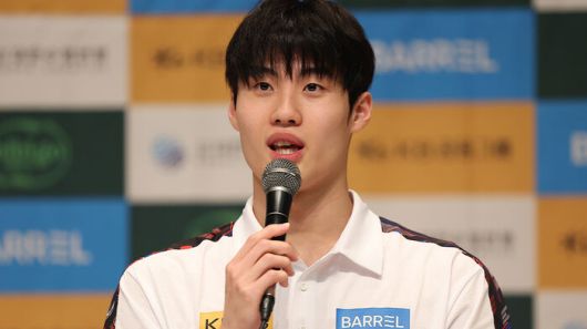 경영 국가대표 황선우가 8일 충북 진천 국가대표선수촌에서 인터뷰하고 있다.