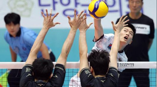 대한항공과 상무의 경기 장면