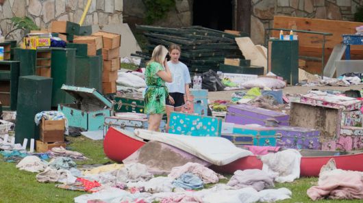 텍사스 헌트에 위치한 캠프 미스틱에서 사람들이 물품을 수령하기 위해 모이고 있다. (사진=AP, 연합뉴스)