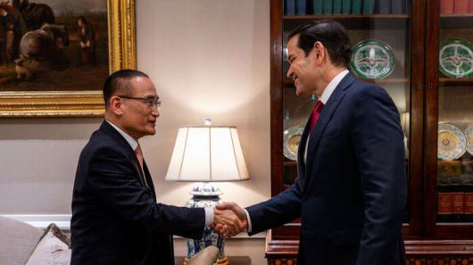 성락 국가안보실장이 7일(현지시간) 미국 워싱턴 D.C.에서 마르코 루비오 미국 국무장관 겸 국가안보보좌관과 한미 안보실장 협의를 위해 만나 악수하고 있다.