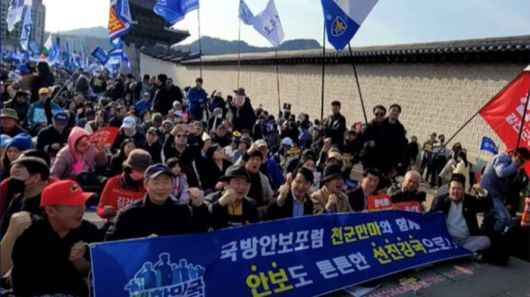 올 초 광화문에서 열린 탄핵 찬성 집회에 찬성한 예비역들의 모임 '천군만마'. 이재명 대선 후보 캠프에 여럿 이름을 올렸지만 별다른 활약을 못했다는 평가를 받고 있다.