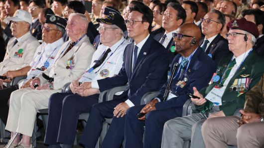 김민석 국무총리가 27일 경기도 고양시 킨텍스에서 열린 유엔군 참전의 날 기념식에서 헌정공연을 지켜보고 있다. (사진=연합뉴스)